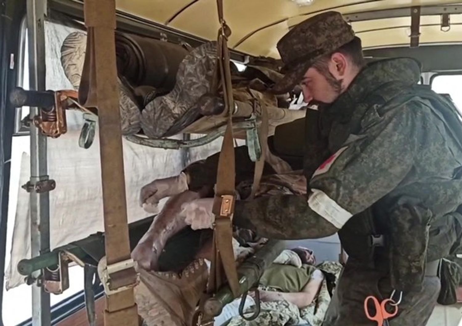 I militari ucraini evacuati da Azovstal&nbsp;