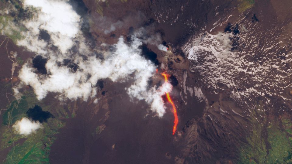 L'eruzione dell'Etna vista dal satellite