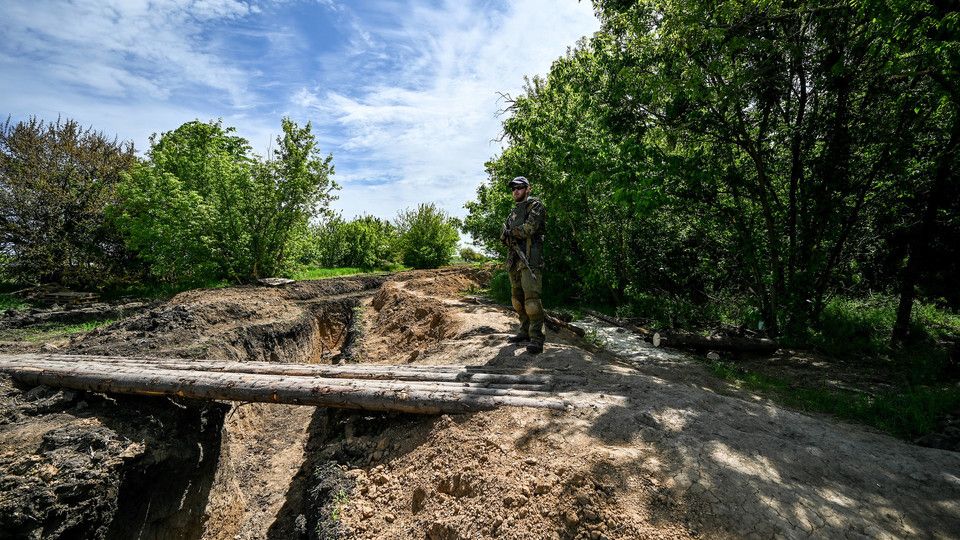 Regione di Zaporizhzhia - I soldati costruiscono la terza linea di fortificazione volta a proteggere la citt&agrave;, trincee