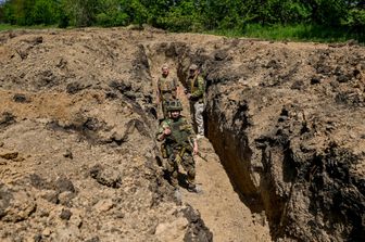 Regione di Zaporizhzhia - I soldati costruiscono la terza linea di fortificazione volta a proteggere la citt&agrave;, trincee