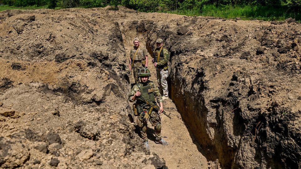 Regione di Zaporizhzhia - I soldati costruiscono la terza linea di fortificazione volta a proteggere la citt&agrave;, trincee