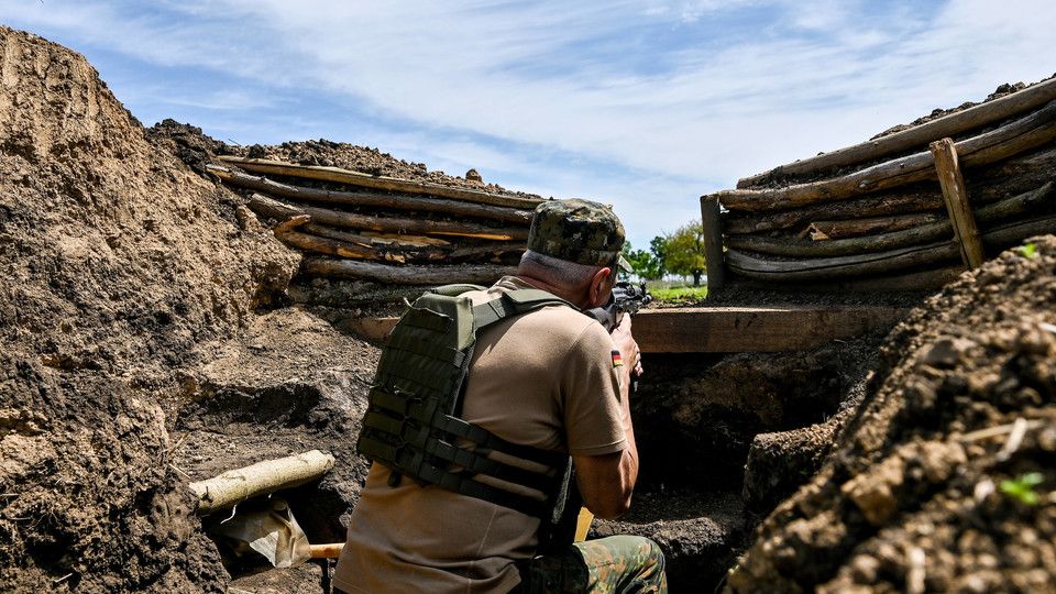 Regione di Zaporizhzhia - I soldati costruiscono la terza linea di fortificazione volta a proteggere la citt&agrave;, trincee