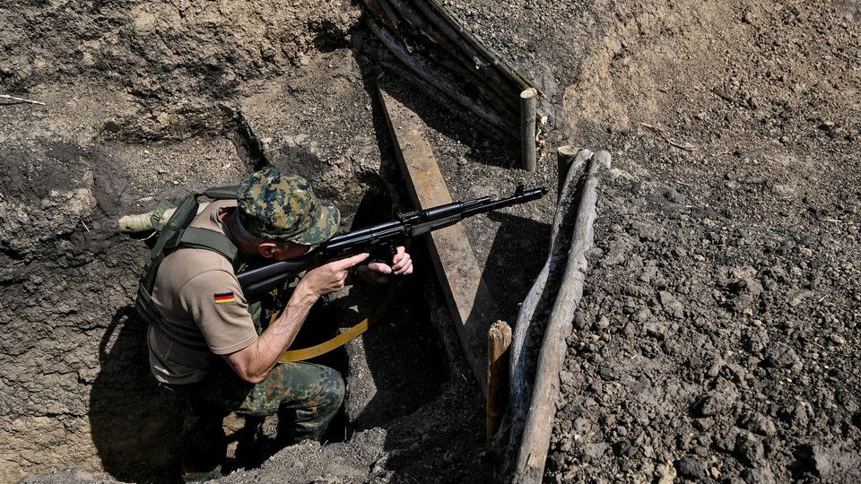 Regione di Zaporizhzhia - I soldati costruiscono la terza linea di fortificazione volta a proteggere la citt&agrave;, trincee