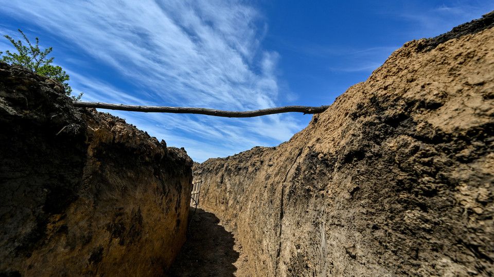 Regione di Zaporizhzhia - I soldati costruiscono la terza linea di fortificazione volta a proteggere la citt&agrave;, trincee