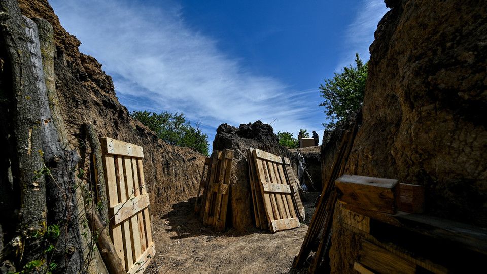 Regione di Zaporizhzhia - I soldati costruiscono la terza linea di fortificazione volta a proteggere la citt&agrave;, trincee