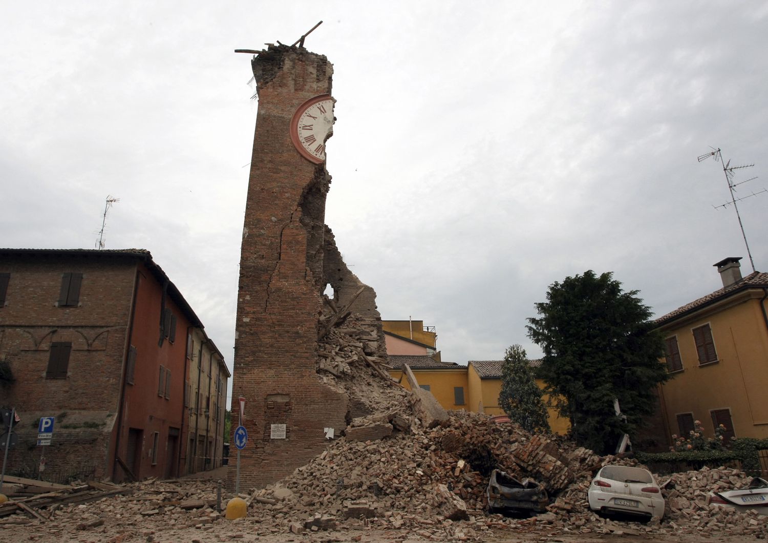 La torre di Finale Emilia distrutta dal terremoto