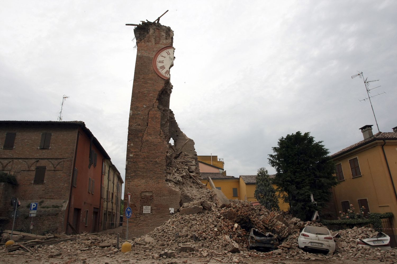 La torre di Finale Emilia distrutta dal terremoto