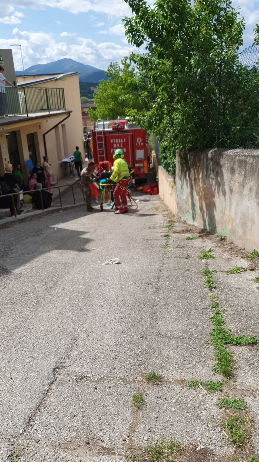 I soccorsi all'asilo del'Aquila dove un'auto si &egrave; schiantata su un gruppo di bambini