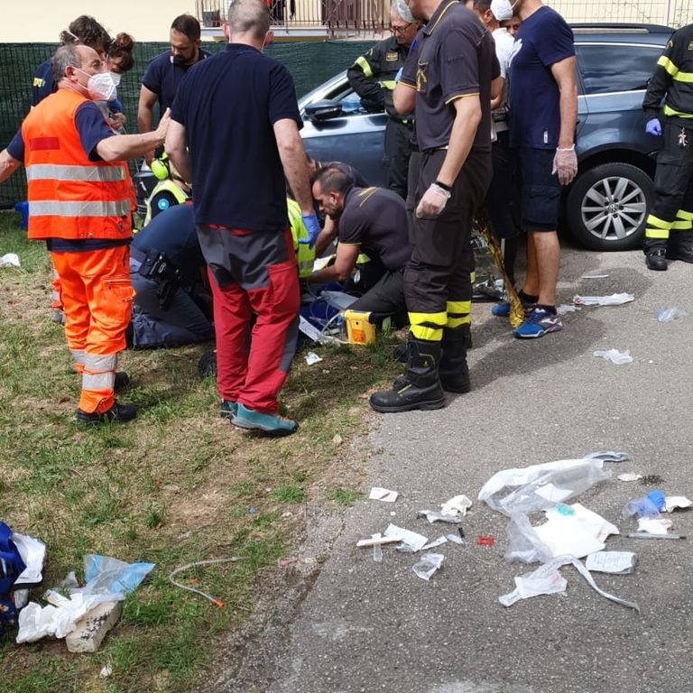 I soccorsi all'asilo del'Aquila dove un'auto si &egrave; schiantata su un gruppo di bambini