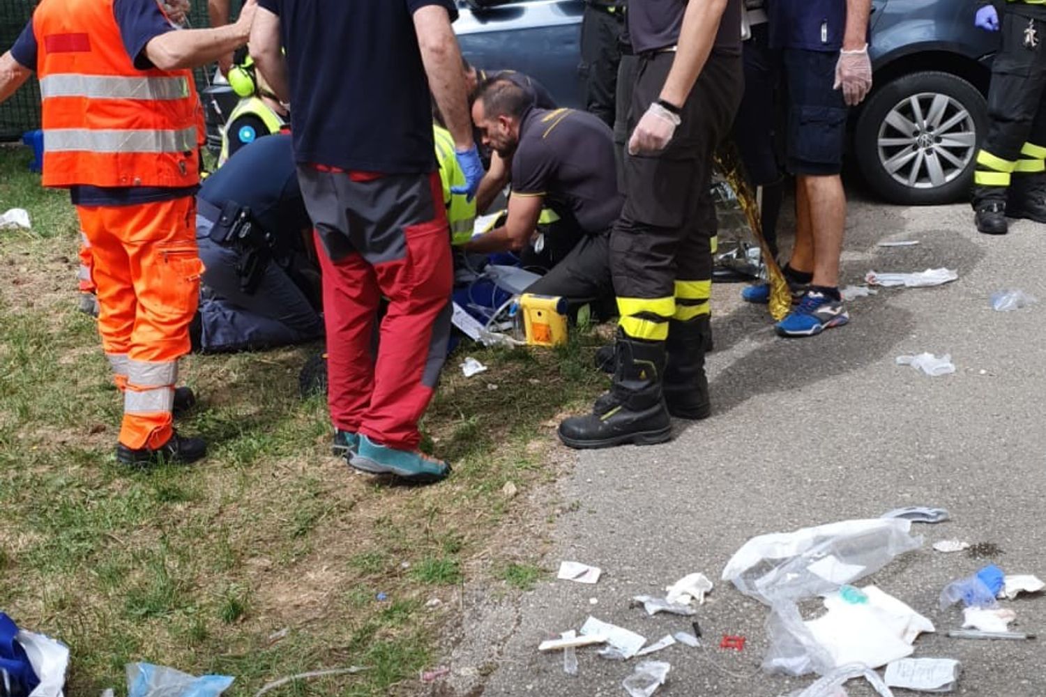 I soccorsi all'asilo del'Aquila dove un'auto si &egrave; schiantata su un gruppo di bambini