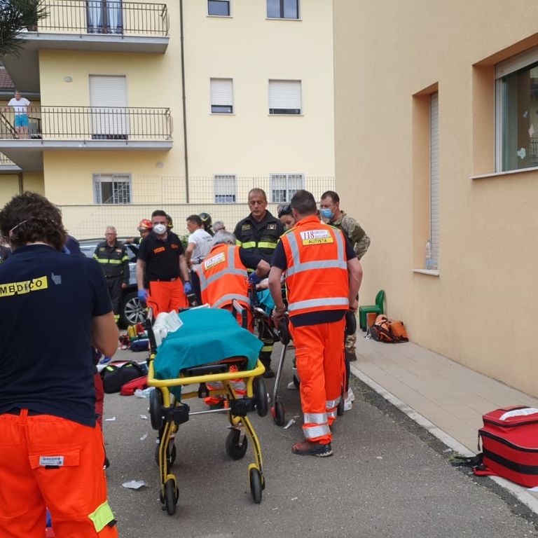I soccorsi all'asilo del'Aquila dove un'auto si &egrave; schiantata su un gruppo di bambini