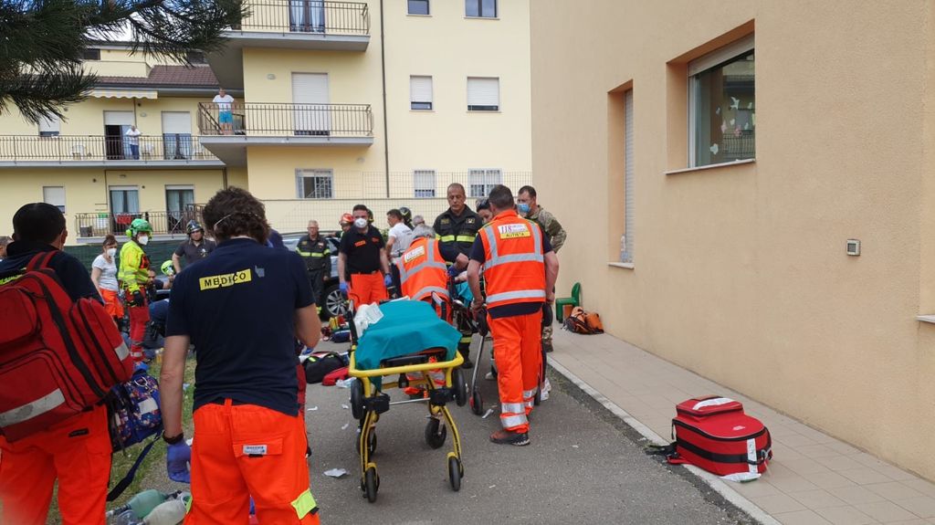 I soccorsi all'asilo del'Aquila dove un'auto si &egrave; schiantata su un gruppo di bambini