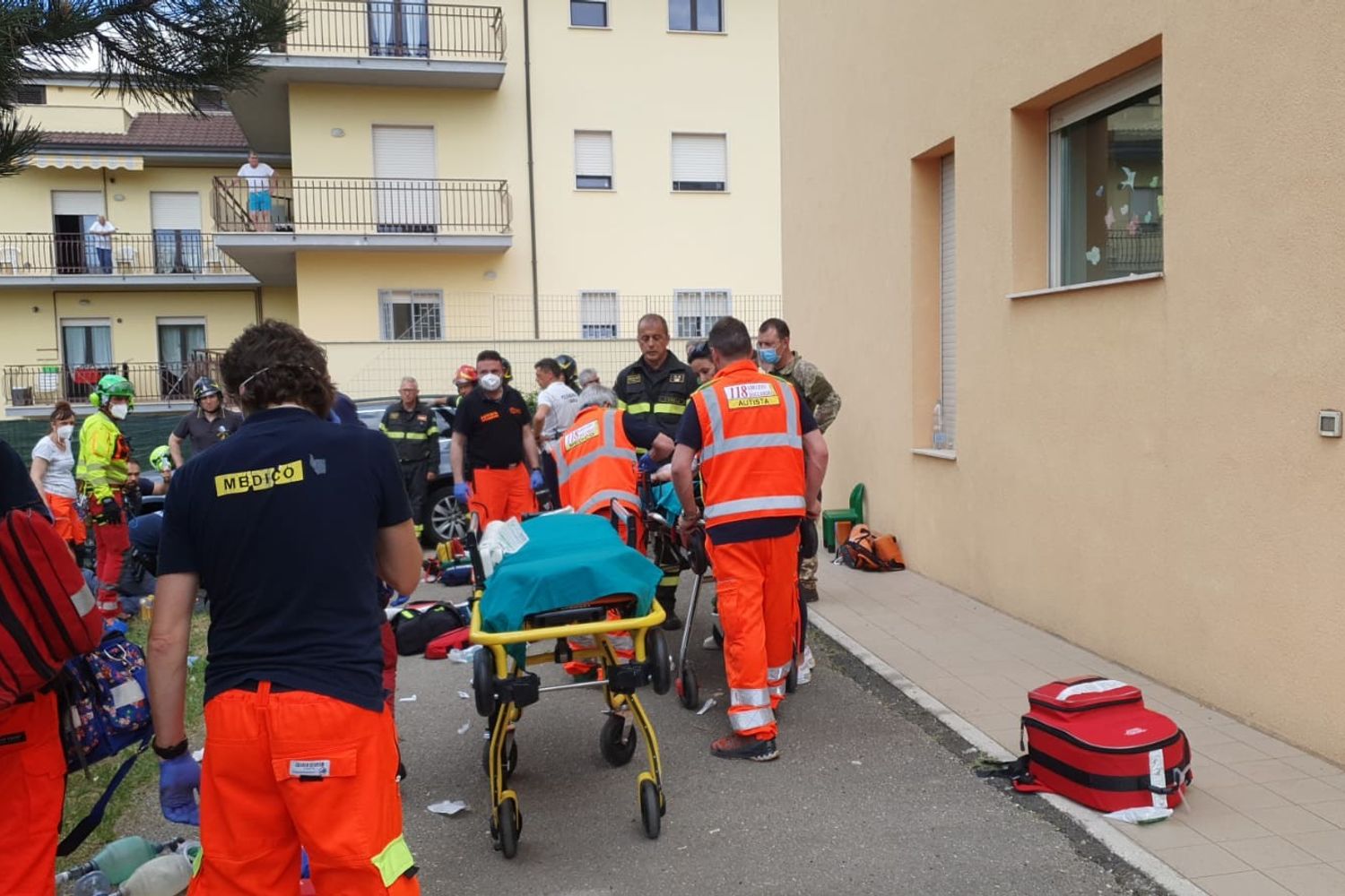 I soccorsi all'asilo del'Aquila dove un'auto si &egrave; schiantata su un gruppo di bambini