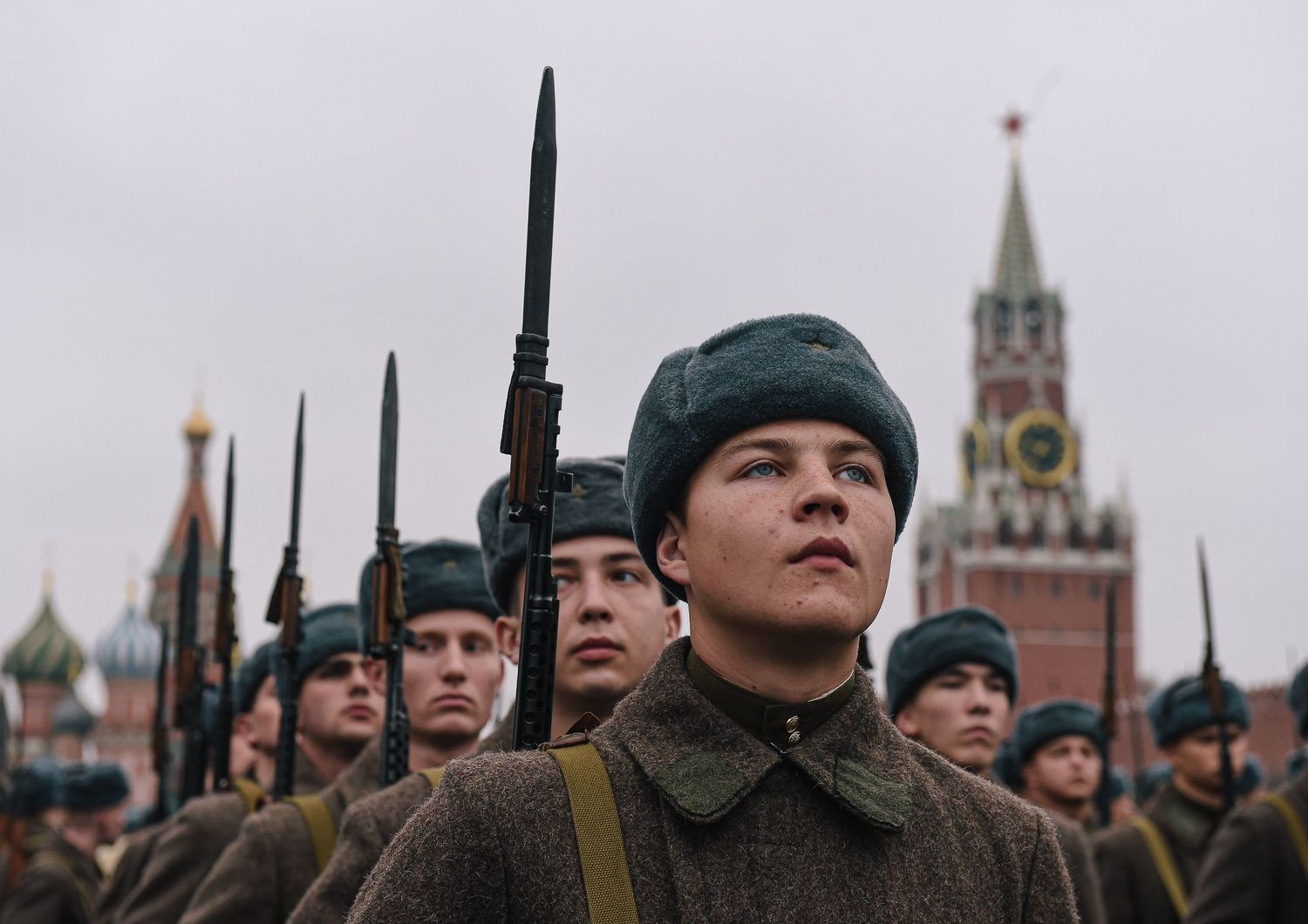 Soldati russi in divise dell'epoca della Seconda Guerra Mondiale