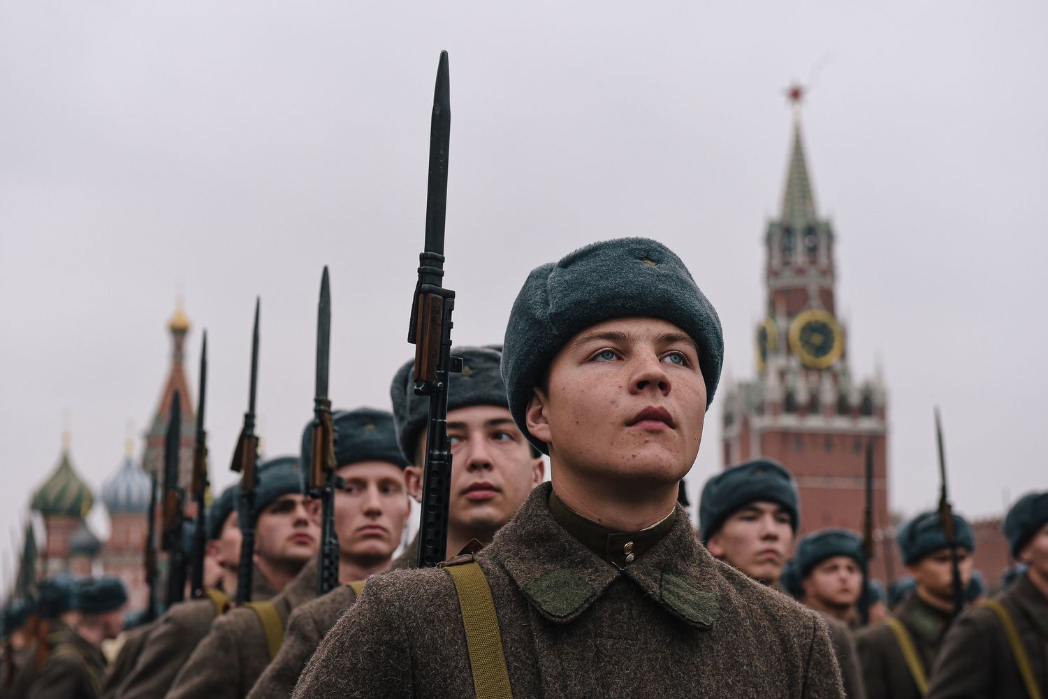 Soldati russi in divise dell'epoca della Seconda Guerra Mondiale