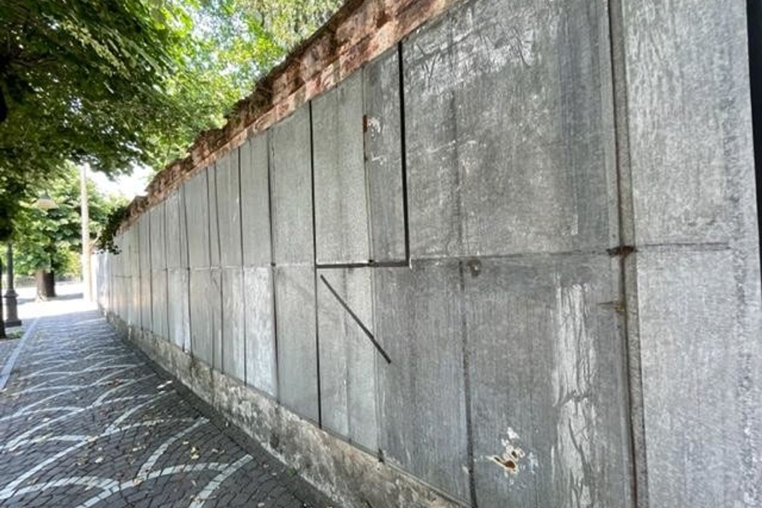 I muri senza manifesti elettorali a Robecco d'Oglio