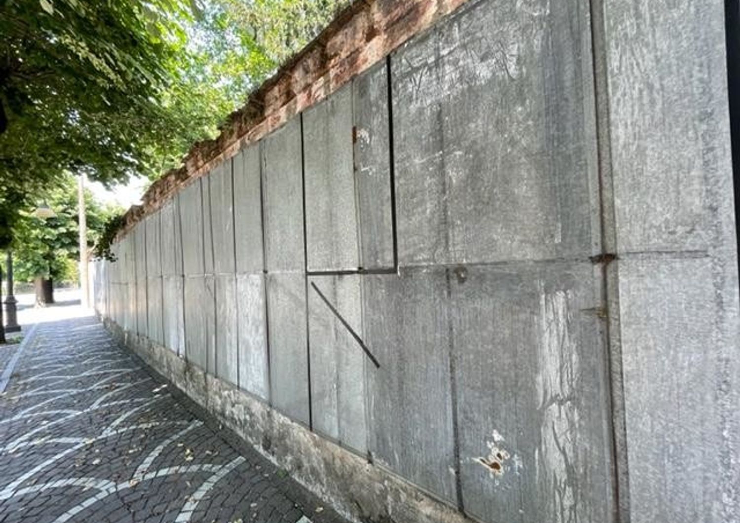 I muri senza manifesti elettorali a Robecco d'Oglio