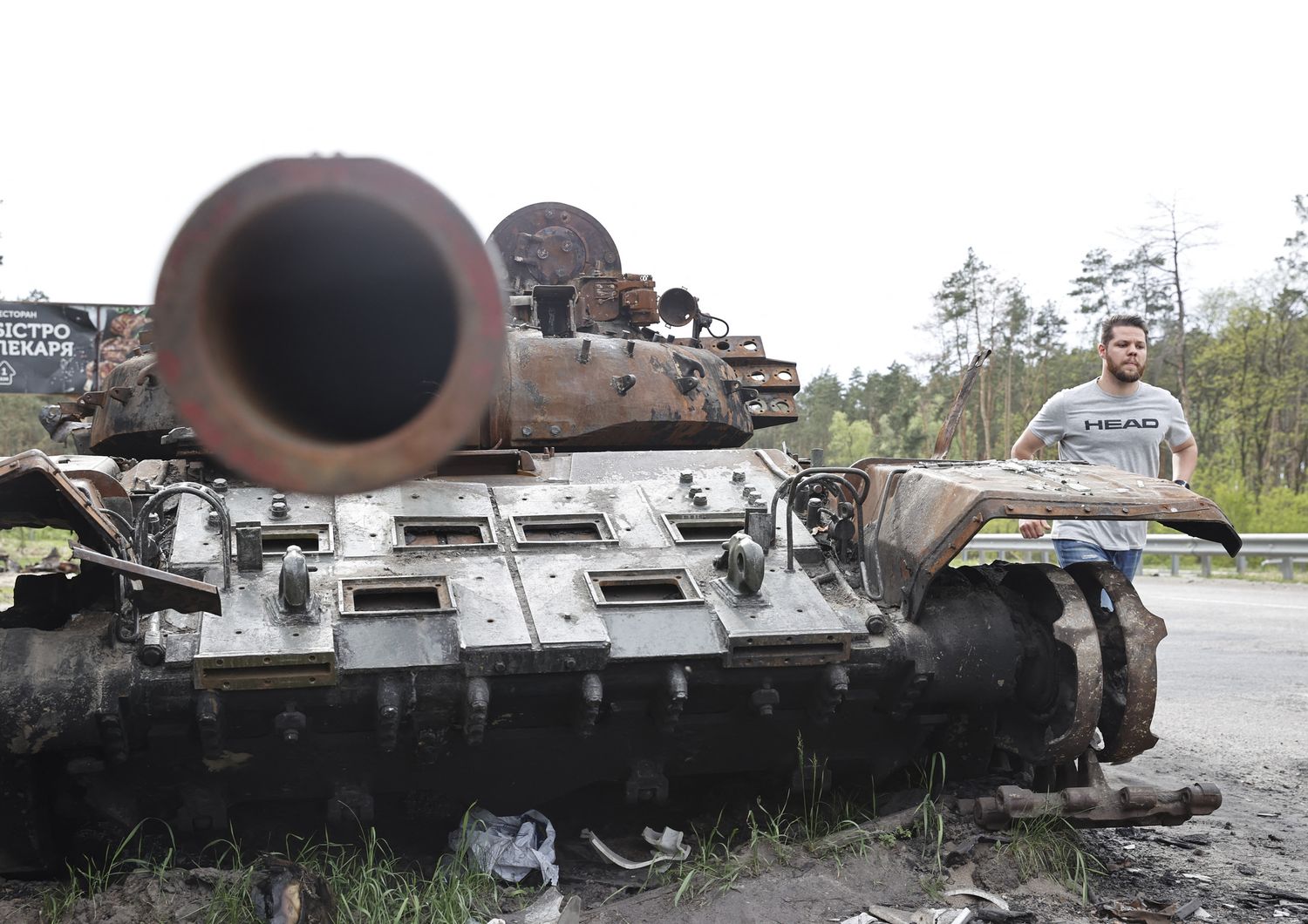 Un carro armato distrutto in Ucraina