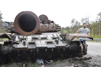 Un carro armato distrutto in Ucraina