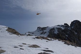 L'elicottero del soccorso alpino impegnato nei soccorsi&nbsp;