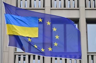 La bandiere ucraina e quella dell'Ue