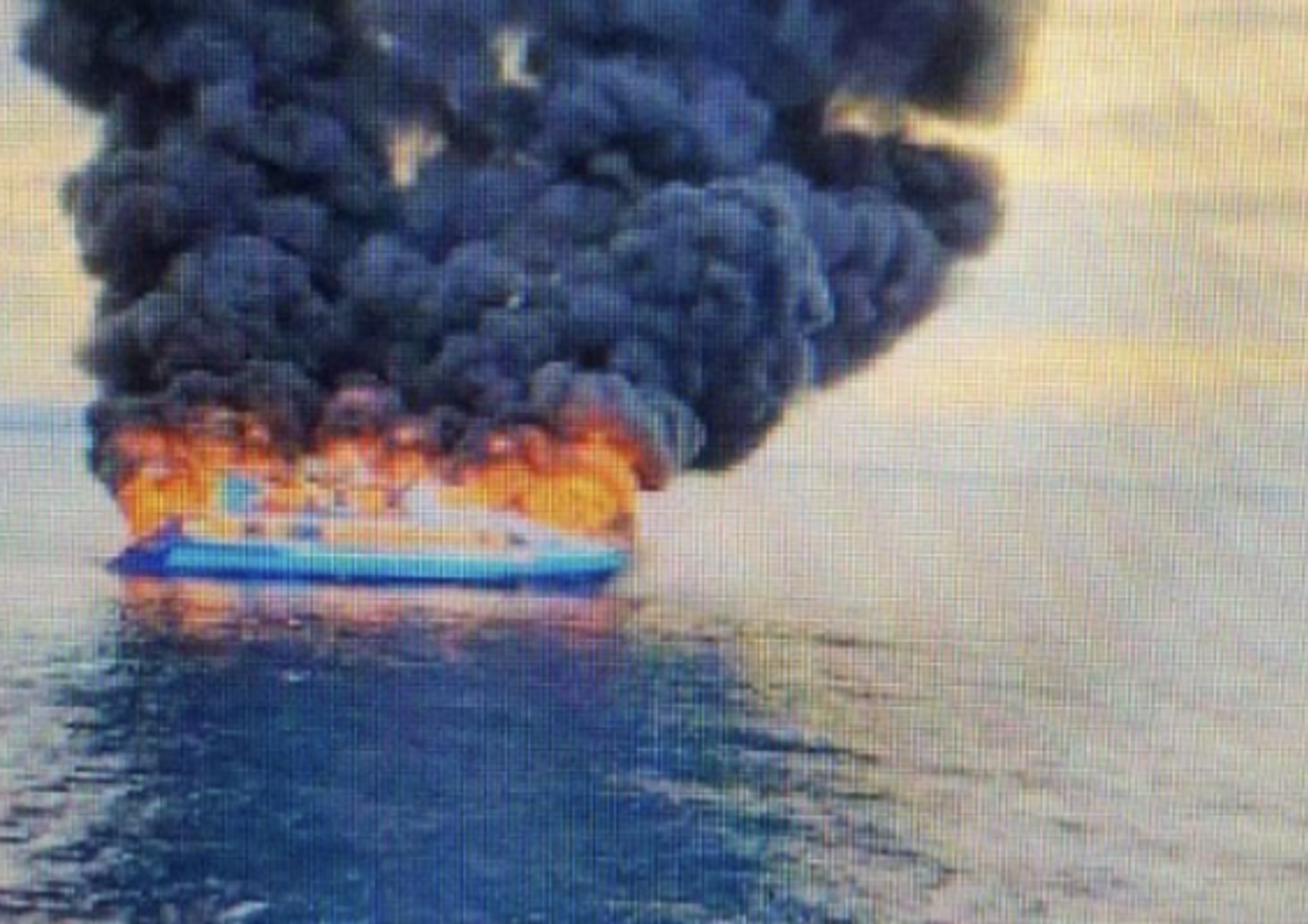 Il traghetto in fiamme