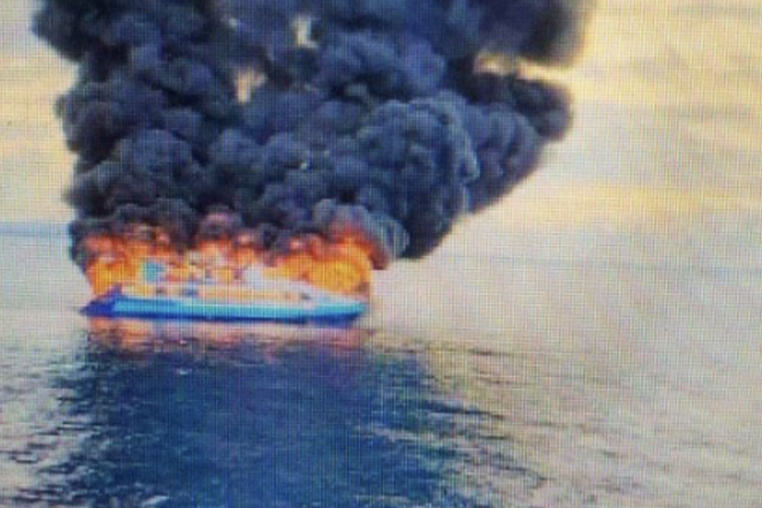 Il traghetto in fiamme