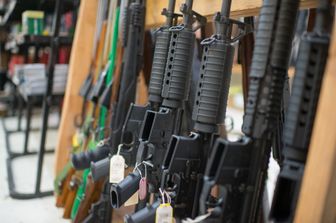 Armi esposte in una fiera negli Usa