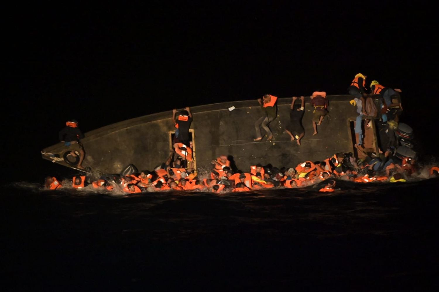 L'imbarcazione capovolta, a bordo vi erano oltre 100 persone