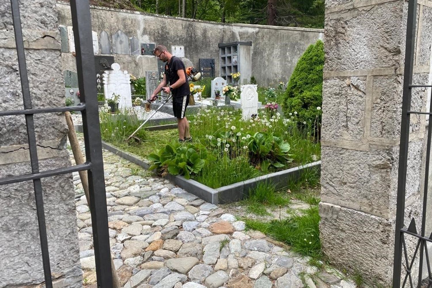 Un consigliere comunale di Morterone al lavoro nel cimitero