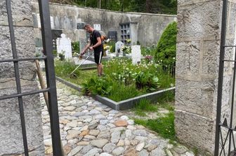 Un consigliere comunale di Morterone al lavoro nel cimitero