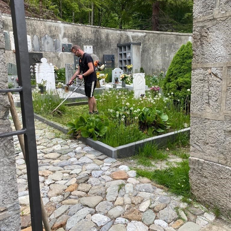 Un consigliere comunale di Morterone al lavoro nel cimitero
