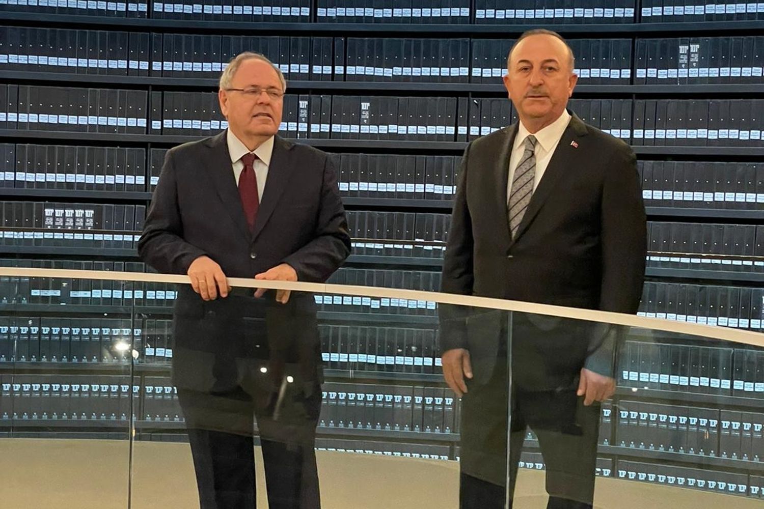 Il ministro degli Esteri turco Mevlut Cavusoglu a Yad Vashem insieme al direttore del museo Dani Dayan