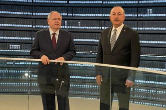 Il ministro degli Esteri turco Mevlut Cavusoglu a Yad Vashem insieme al direttore del museo Dani Dayan