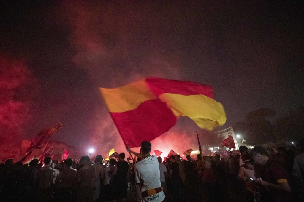 La festa a Roma per la vittoria dei giallorossi nella Conference League