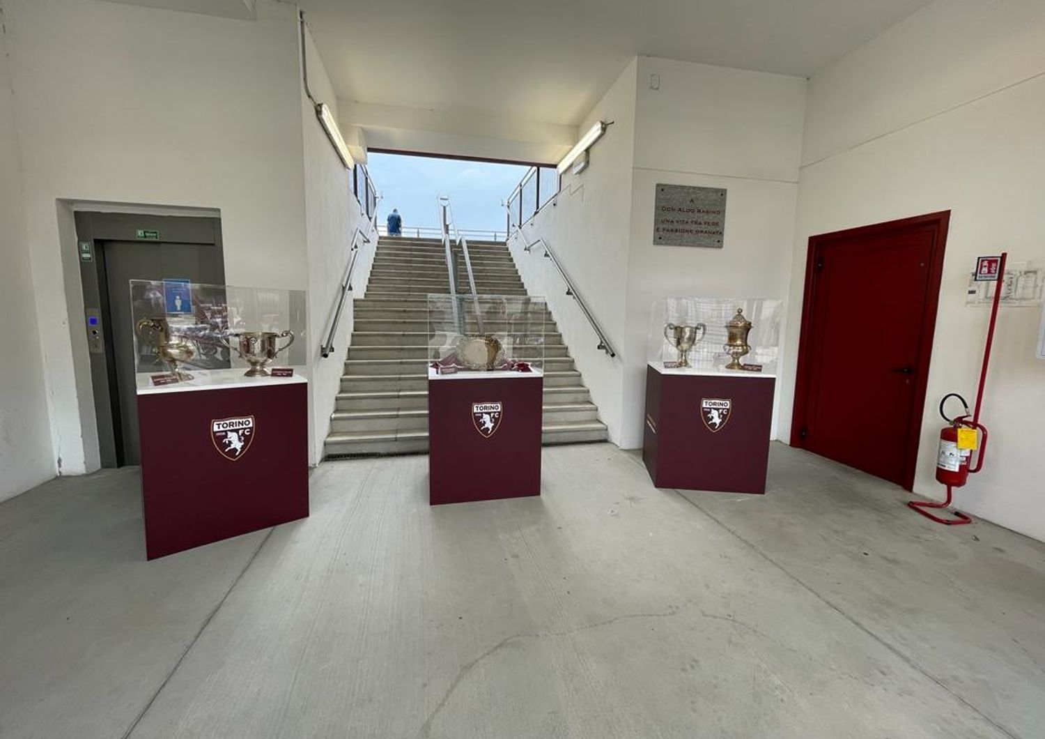 Le Coppe dei cinque Scudetti del Grande Torino e il piatto d'argento esposti allo stadio Filadelfia