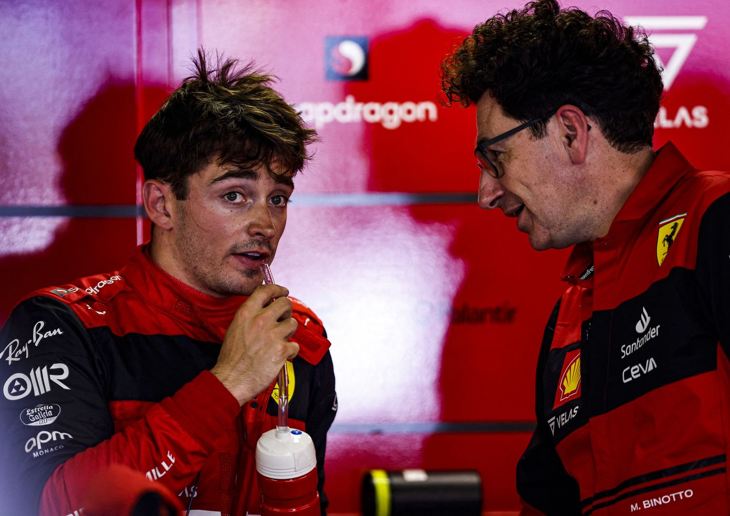 Charles Leclerc e Mattia Binotto della Ferrari