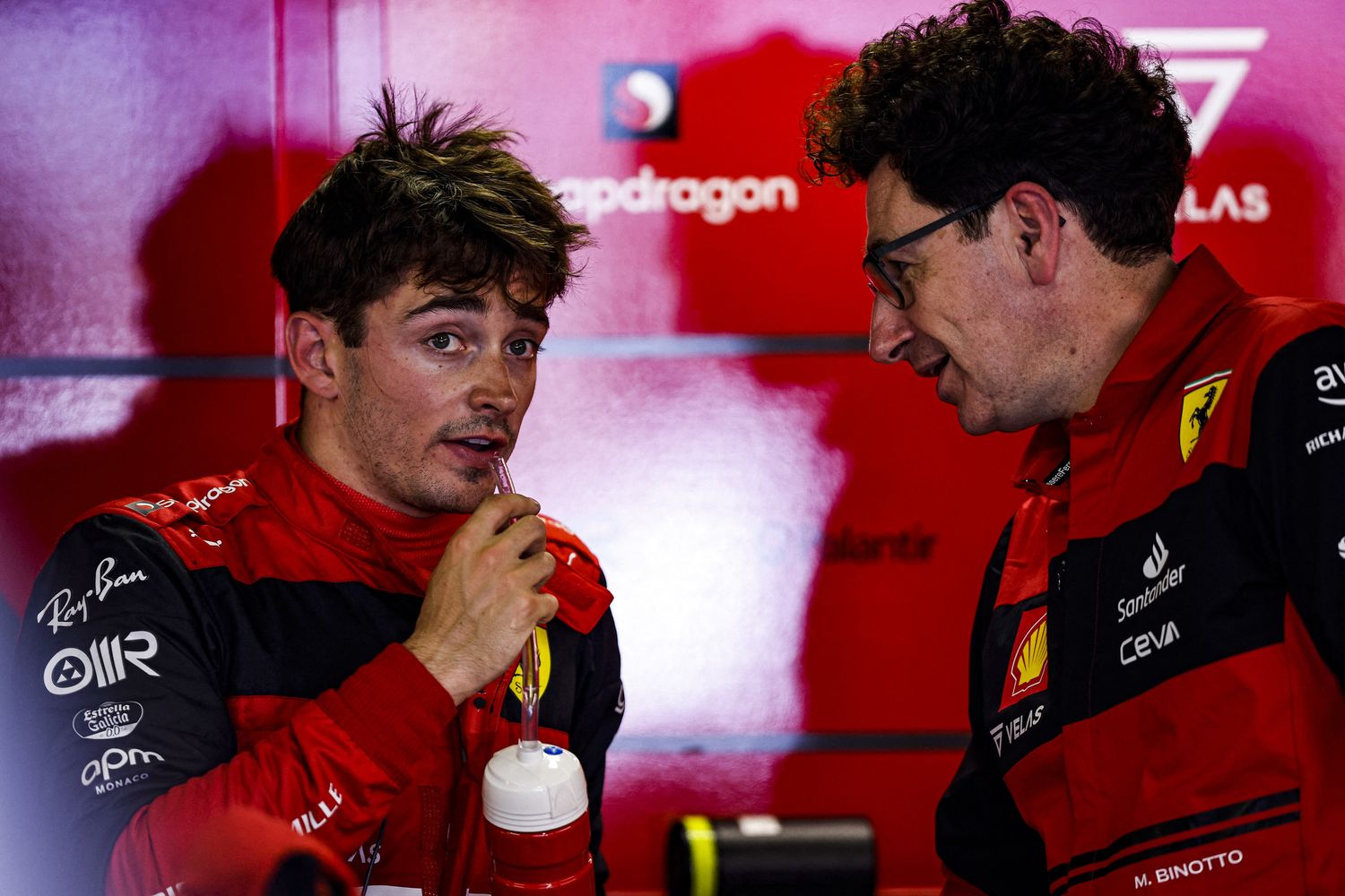 Charles Leclerc e Mattia Binotto della Ferrari