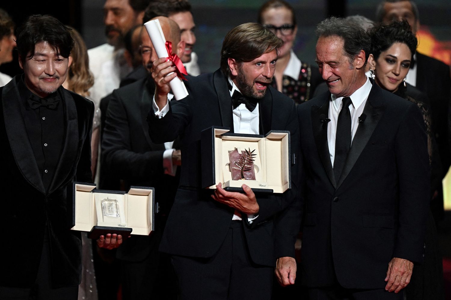 Ruben Ostlund riceve la Palma d'Oro dal presidente della giuria Vincent Lindon