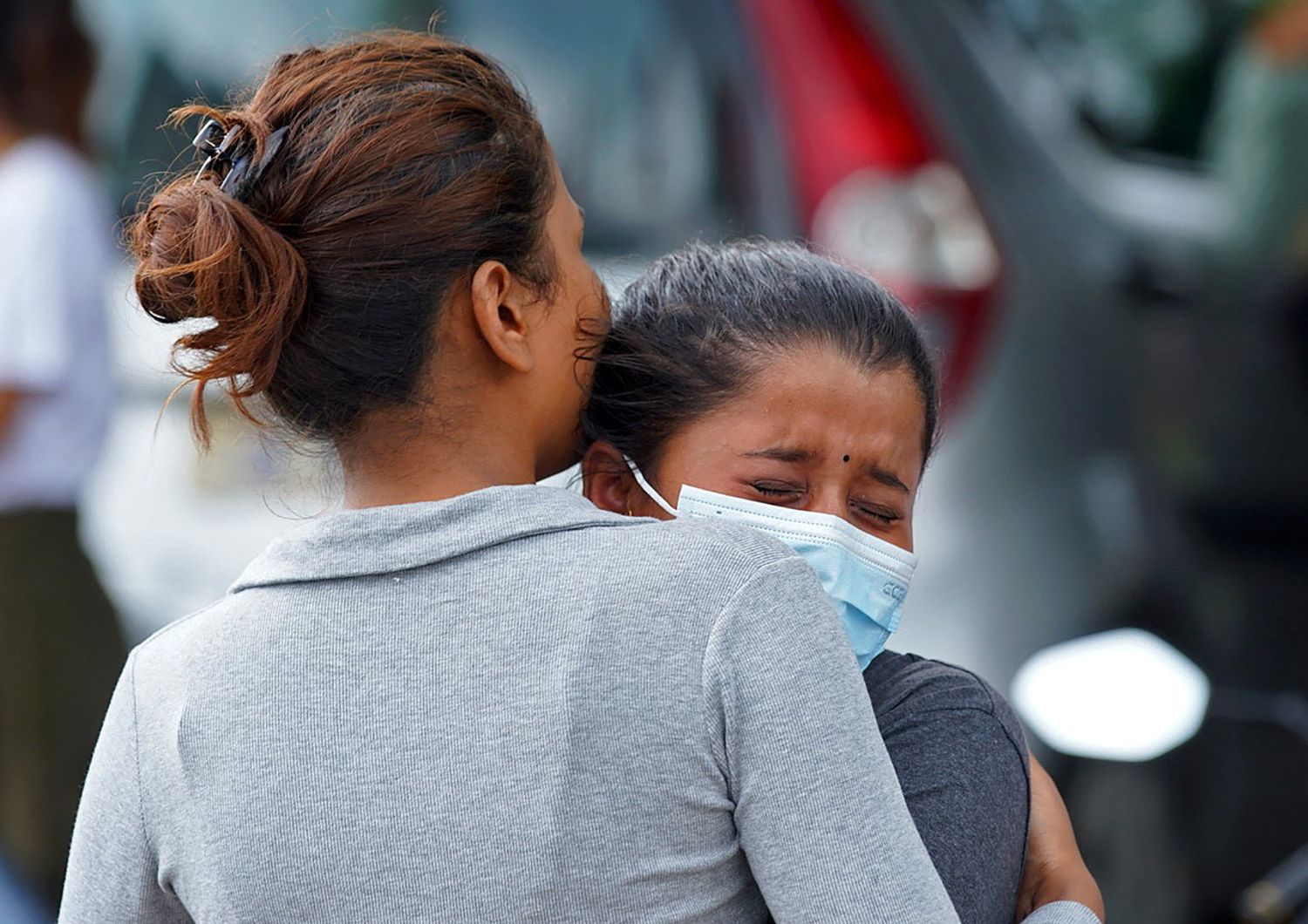 Disperazione parenti dei passeggeri di un aereo scomparso in Nepal