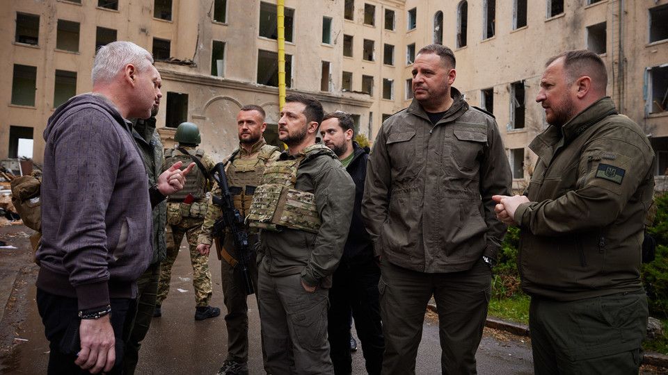 La visita di Zelensky alle truppe ucraine a Kharkiv