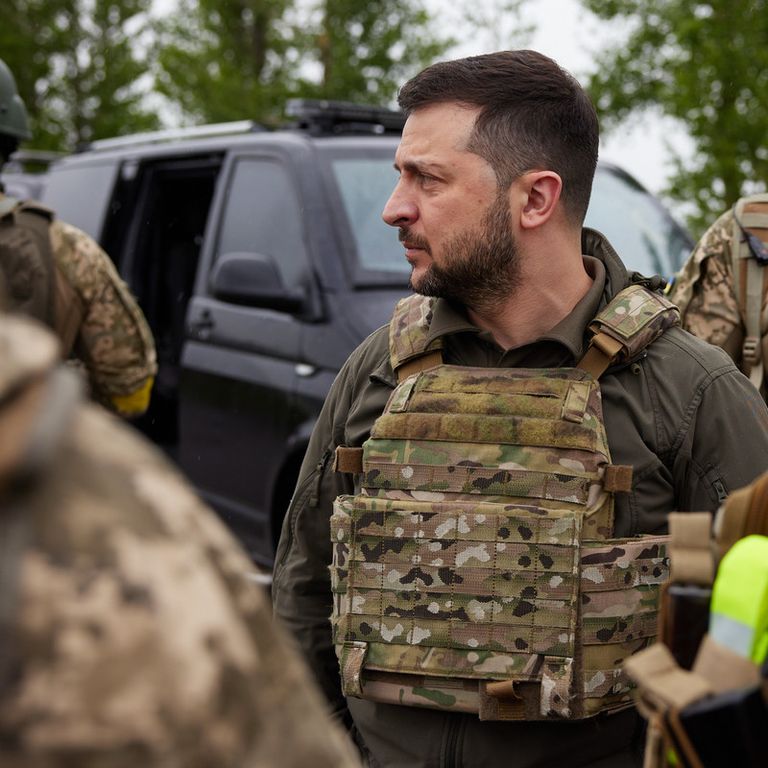 La visita di Zelensky alle truppe ucraine a Kharkiv