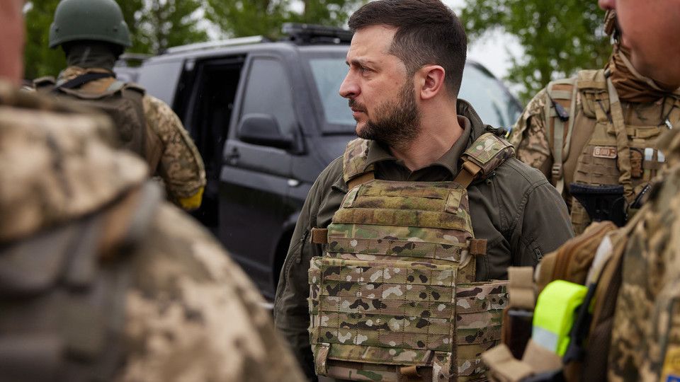 La visita di Zelensky alle truppe ucraine a Kharkiv