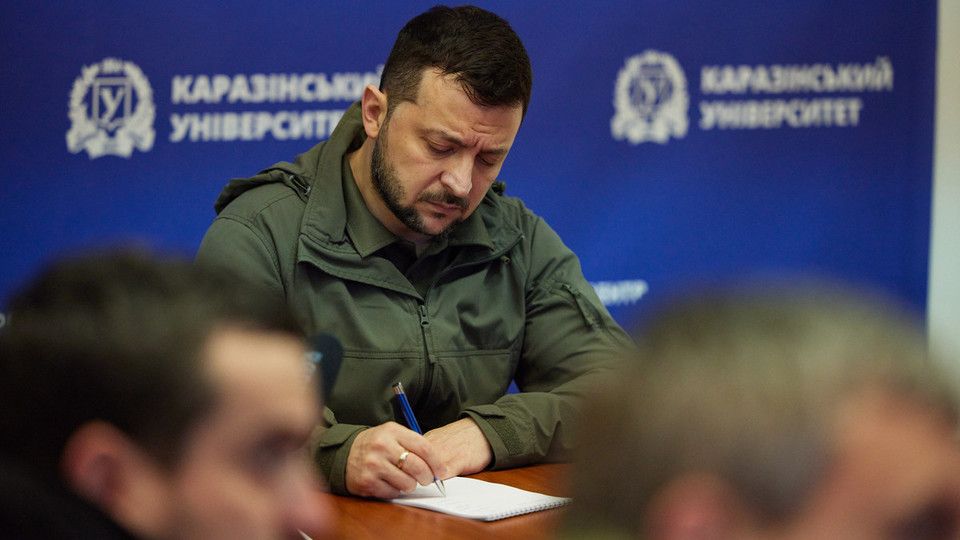 La visita di Zelensky alle truppe ucraine a Kharkiv