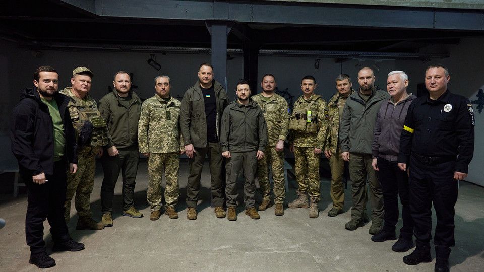 La visita di Zelensky alle truppe ucraine a Kharkiv