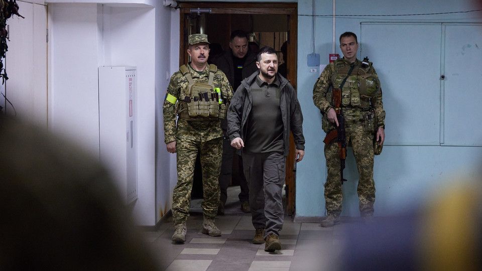 La visita di Zelensky alle truppe ucraine a Kharkiv