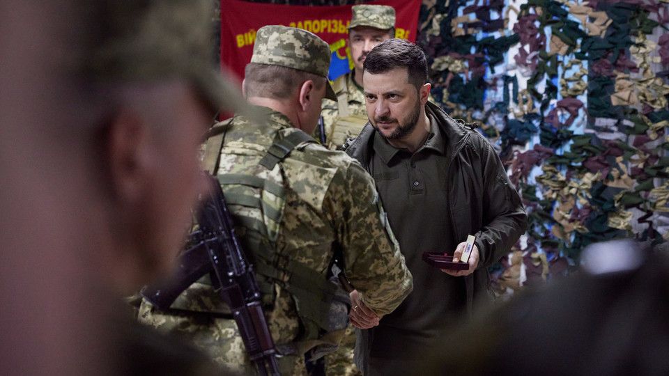 La visita di Zelensky alle truppe ucraine a Kharkiv