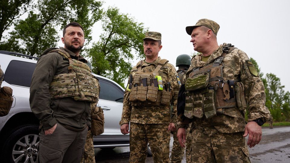 La visita di Zelensky alle truppe ucraine a Kharkiv