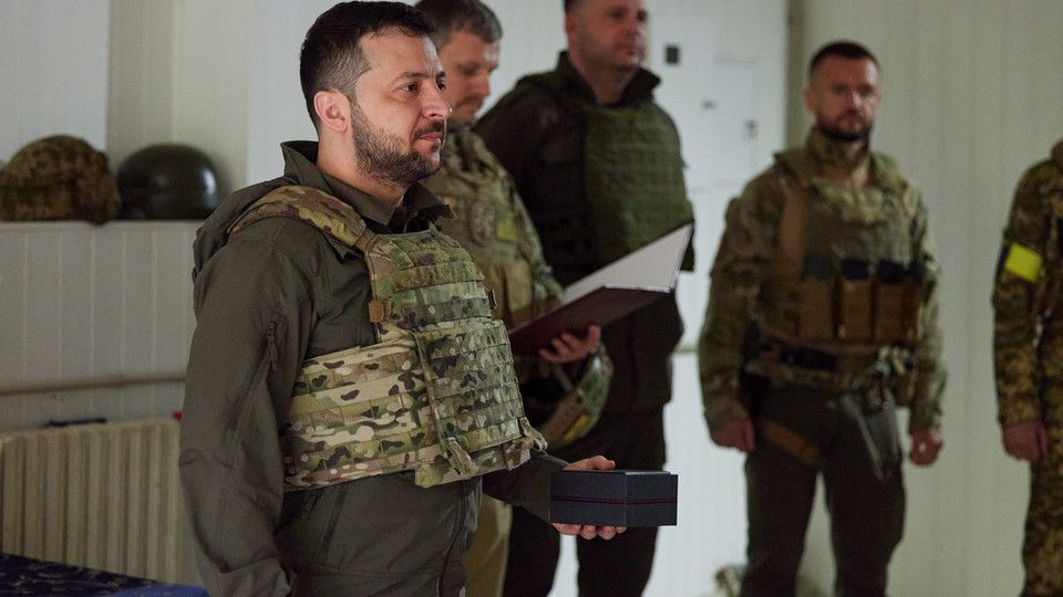 La visita di Zelensky alle truppe ucraine a Kharkiv