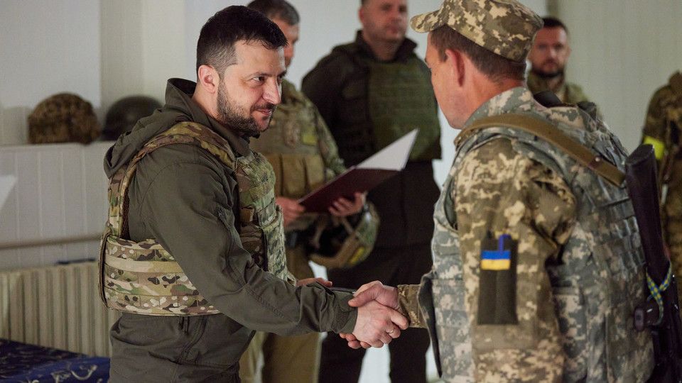La visita di Zelensky alle truppe ucraine a Kharkiv